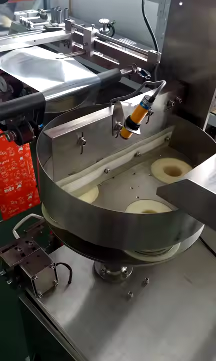 Measuring cup packaging machine